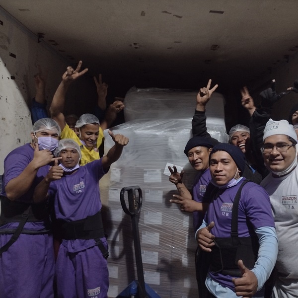 Contêiner de 40 pés sendo carregado com produtos de açaí orgânico para exportação.