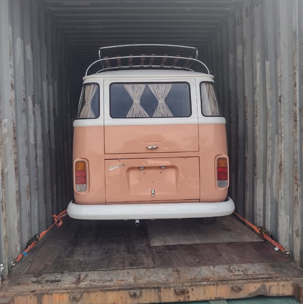 Volkswagen Kombi sendo carregada em contêiner para exportação do Brasil.