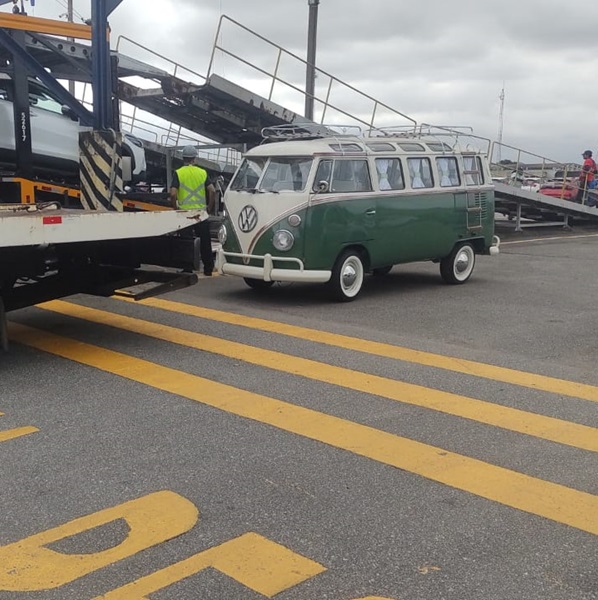 Volkswagen Kombi sendo exportada do Brasil para Houston via envio RoRo.