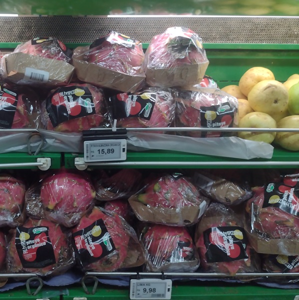 Pitaya cultivada em nossa fazenda exposta em um supermercado em Belém, Pará.