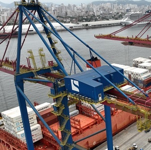 Navio porta-contêiner atracado no Porto de Santos, um importante centro para a importação do Brasil.